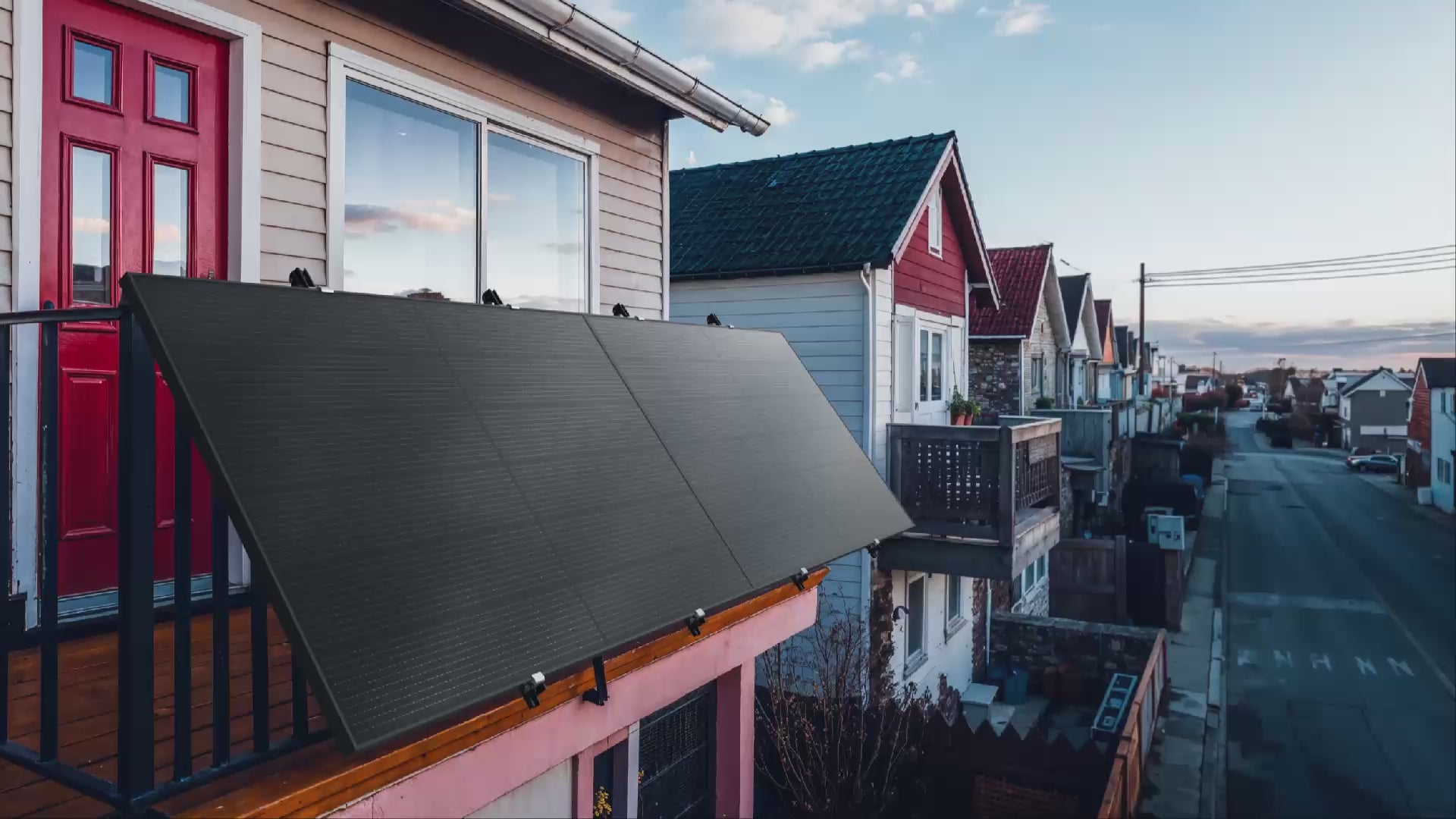 Video laden: Spart bis zu 137 € an StromkostenDas EcoFlow STREAM Balkonkraftwerk integriert Solarpanels mit einem Mikro-Wechselrichter und wandelt Sonnenlicht in nutzbare Elektrizität für Ihr Zuhause um. Es kann tagsüber Ihren WLAN-Router, Kühlschrank, Fernseher und Radio mit Strom versorgen. Mit einer jährlichen Erzeugung von bis zu 858 kWh hilft dieses System, jährlich bis zu 137 € an Energiekosten zu sparen.